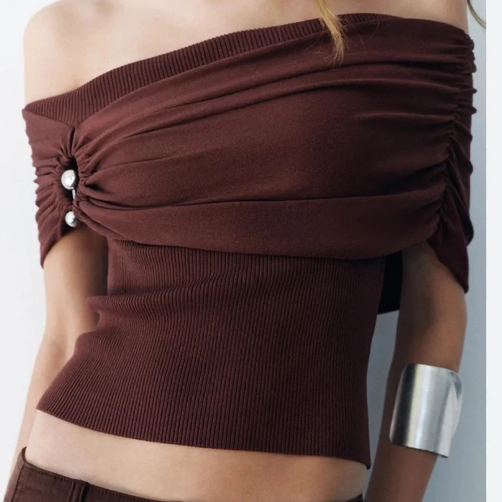 NWT Zara Off-Shoulder Top perfect for fall season SIZE M 
🚨FIRM PRICE